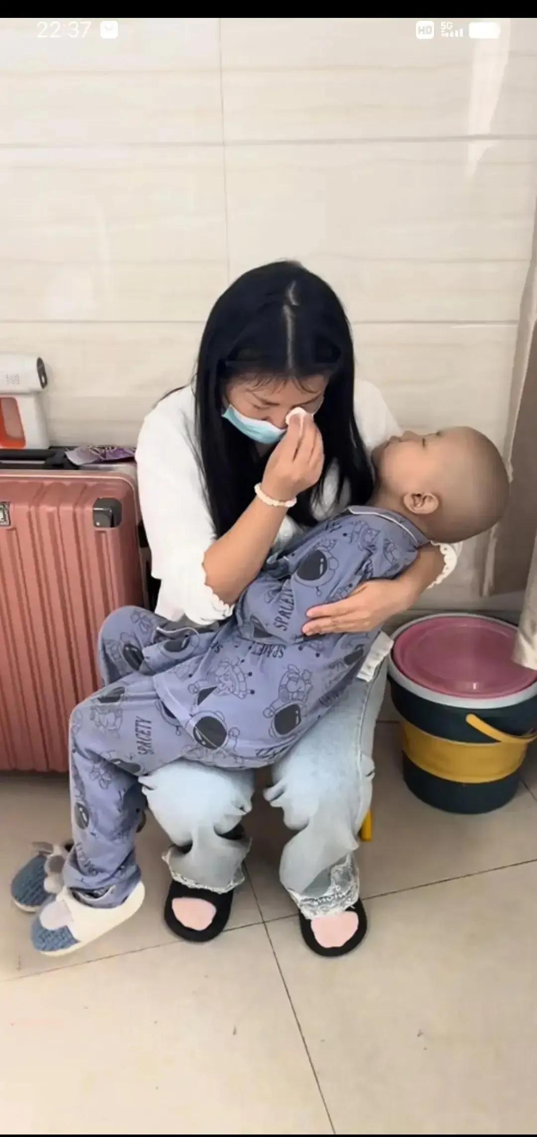 泪目！郑州四岁男孩一句头疼，竟揪出了神经母细胞瘤这个狠角色！
 
妈妈起初以为吃