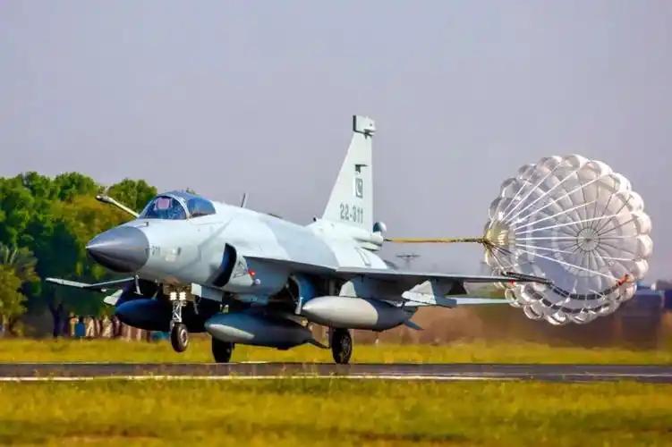 巴铁彻底折服了。如今的巴基斯坦，对中国军工的态度，那真是没得说。已经从简单的信任