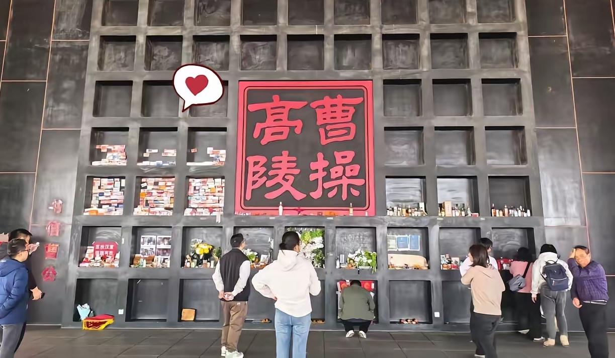 曹孟德墓前全是布洛芬，这波操作我给满分！
 
清明节这波流量被曹丞相稳稳拿捏了，