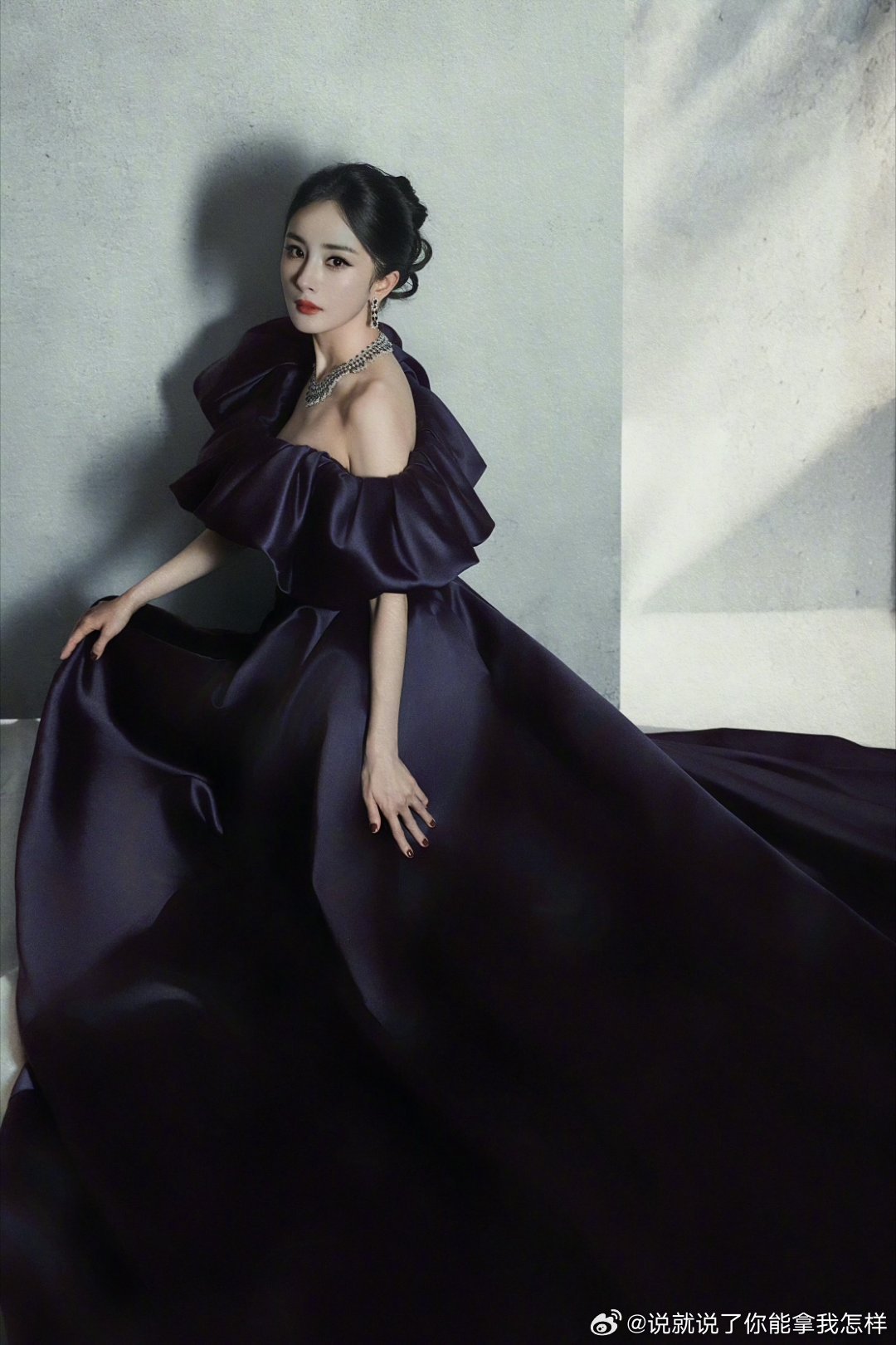 杨幂工作室出图了！幂姐这衣服妆造都好好看！ 