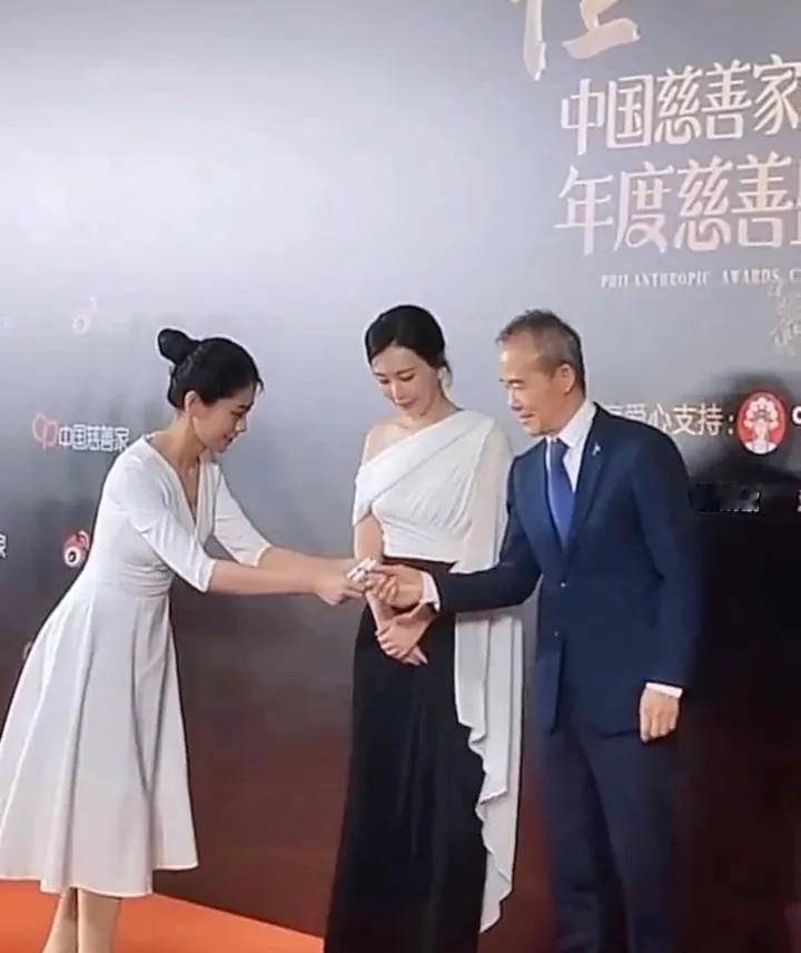 难怪田朴珺喜欢王石，他退休金都一年一千万。花不完，根本花不完！田朴珺还说自己是独