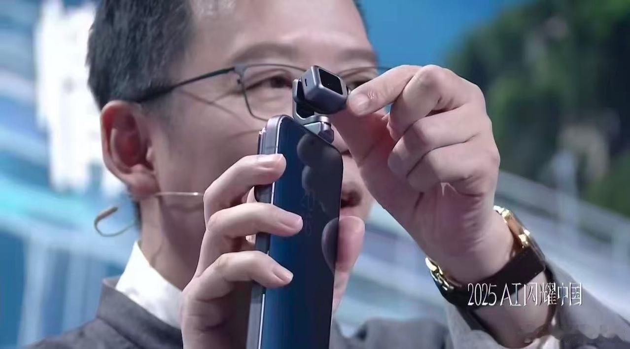 世界上第一款手机机器人——荣耀ROBOT PHONE，据说是2026年上半年量产