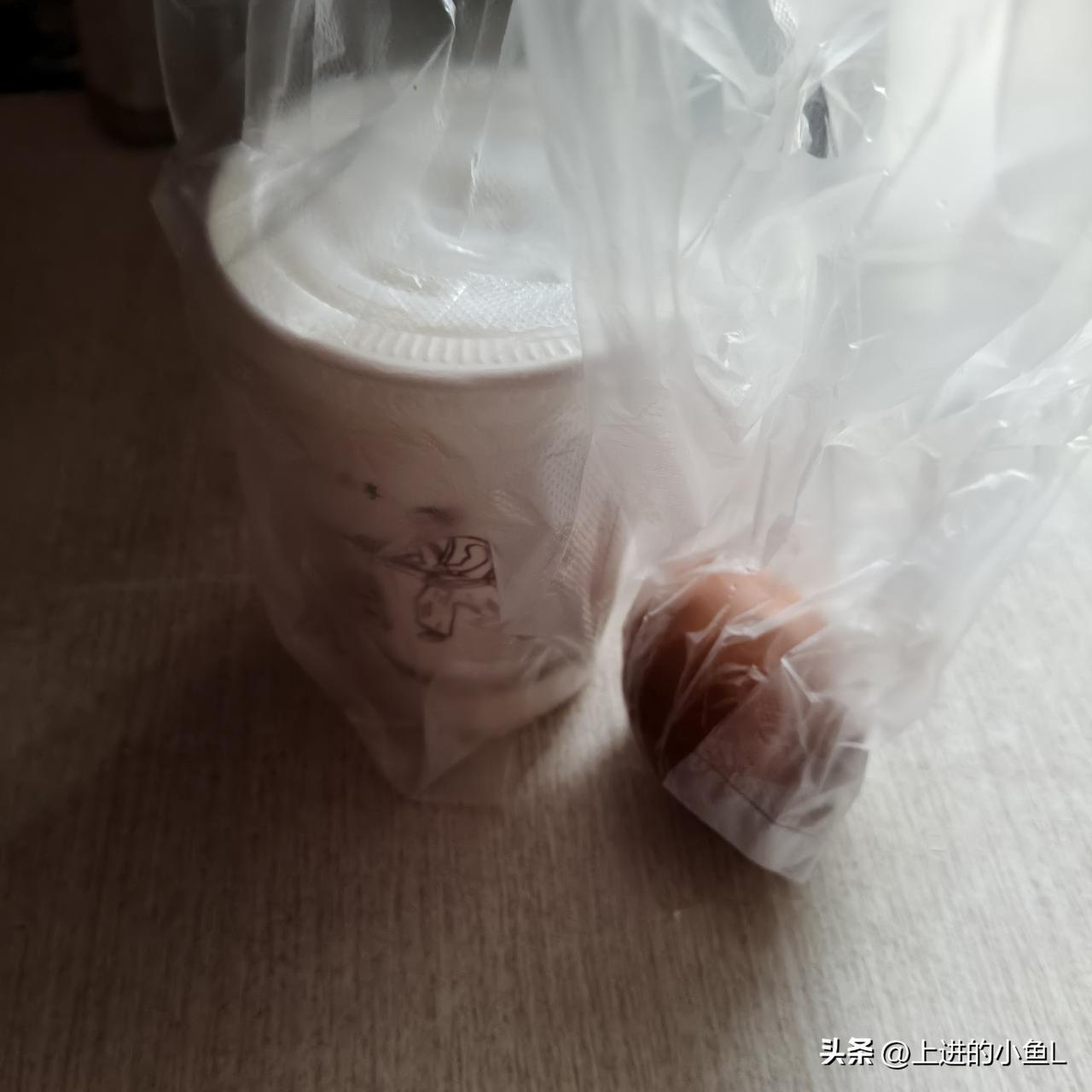 突然间有点不高兴。早上去买早餐，点了一杯豆浆和一个茶叶蛋。老板娘笑眯眯地说:“鸡