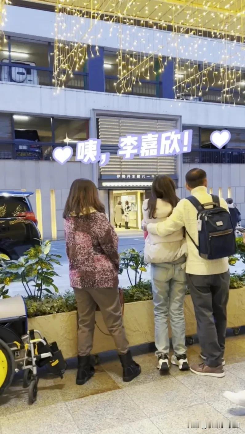 53岁李嘉欣疑因病留后遗症，走路怪异引热议，最近圣诞节，李嘉欣与老公许晋亨和姐姐