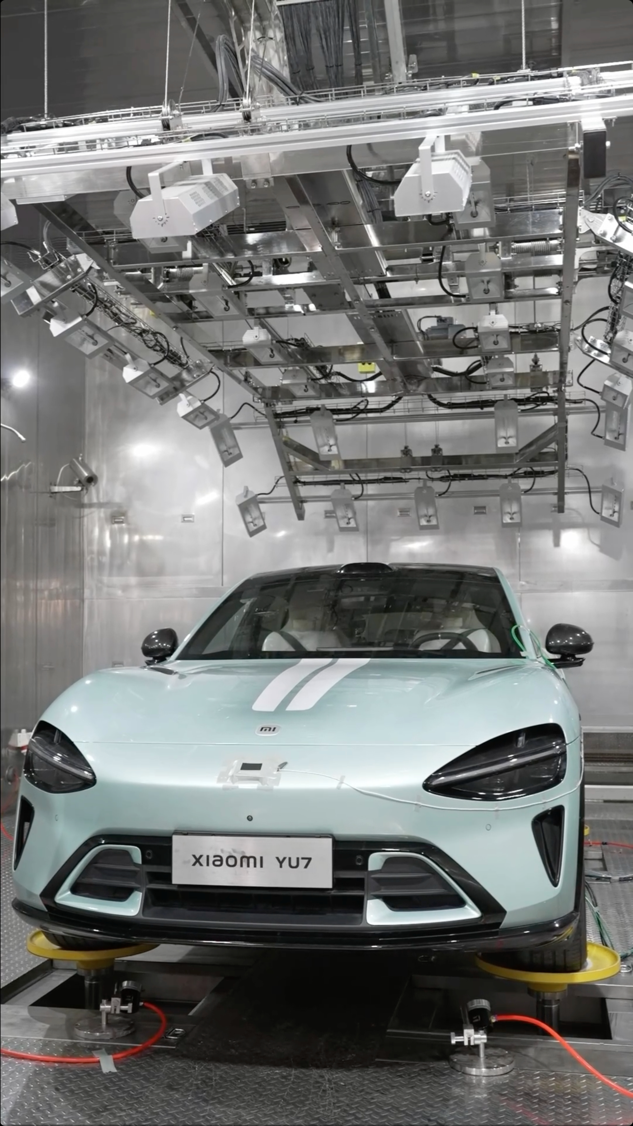 直播来到了第一个整车实验室：轮耦合道路模拟实验室。行业内通常用“四立柱”实验，通