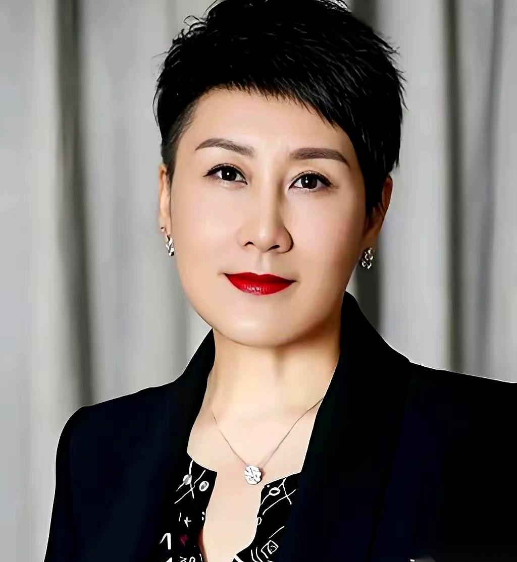 当“演员必须用真名”这个提案被张凯丽抛出来时，很多网友盯着屏幕，大概脑子里只冒出