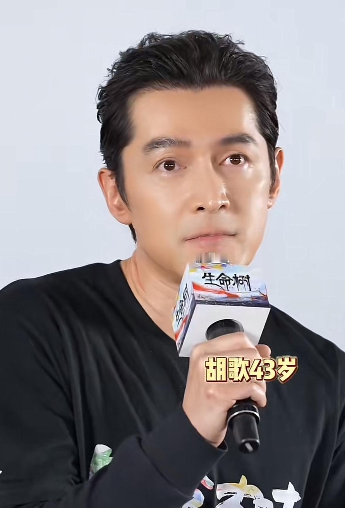 胡歌的脸，垮了。
指甲缝里全是黑泥，眼神浑浊，像被高原的风雪盘了十年。
有人截图