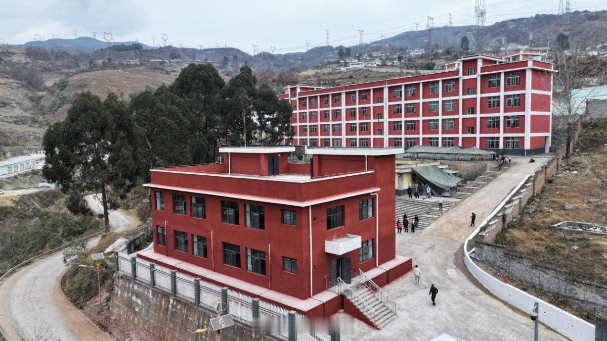 宁波援建暖凉山新食堂藏民生温度 12月，由北仑区政府出资385万元援建的美姑县洛