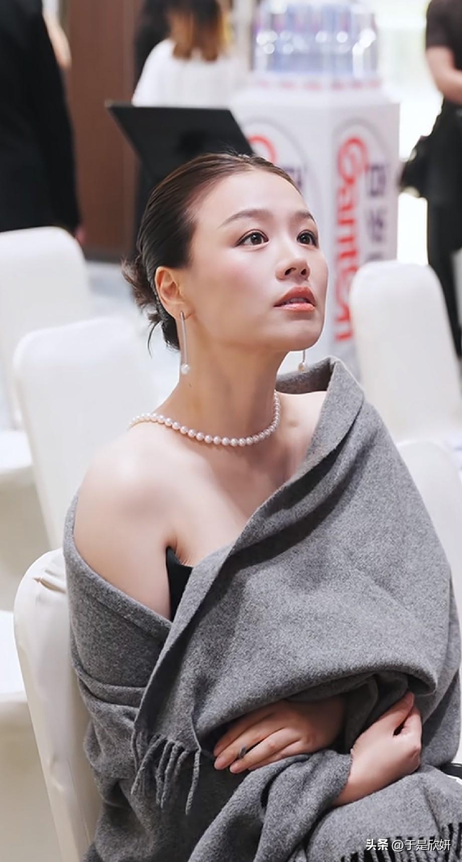 马思纯这张脸自带温柔底色，光是看着就知道内心柔软善良
 
近日一组马思纯活动后台