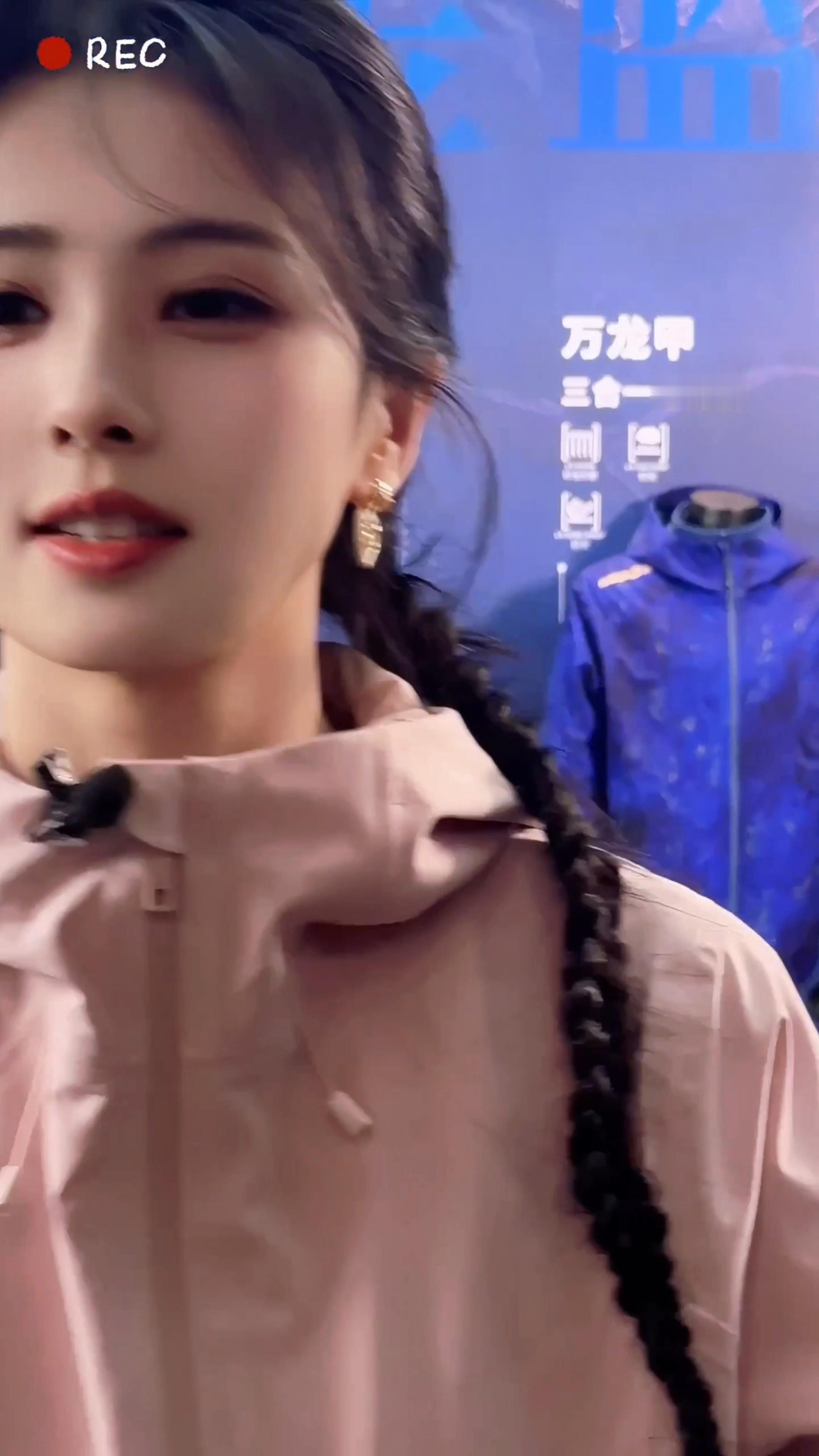 这么一个近距离怼脸拍 好元气[爱慕][爱慕][爱慕]白鹿 ​​​