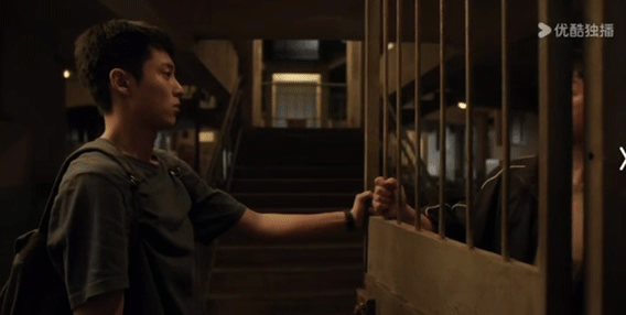 潘粤明人老了干什么都看着心酸潘粤明踹门那段真的笑中带泪！明明想耍帅，结果动作迟缓