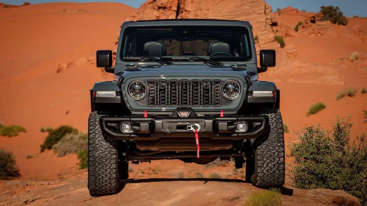 地基不牢地动山摇。底盘就是越野车的地基。我第一时间给牧马人装了护板。野路上石头多