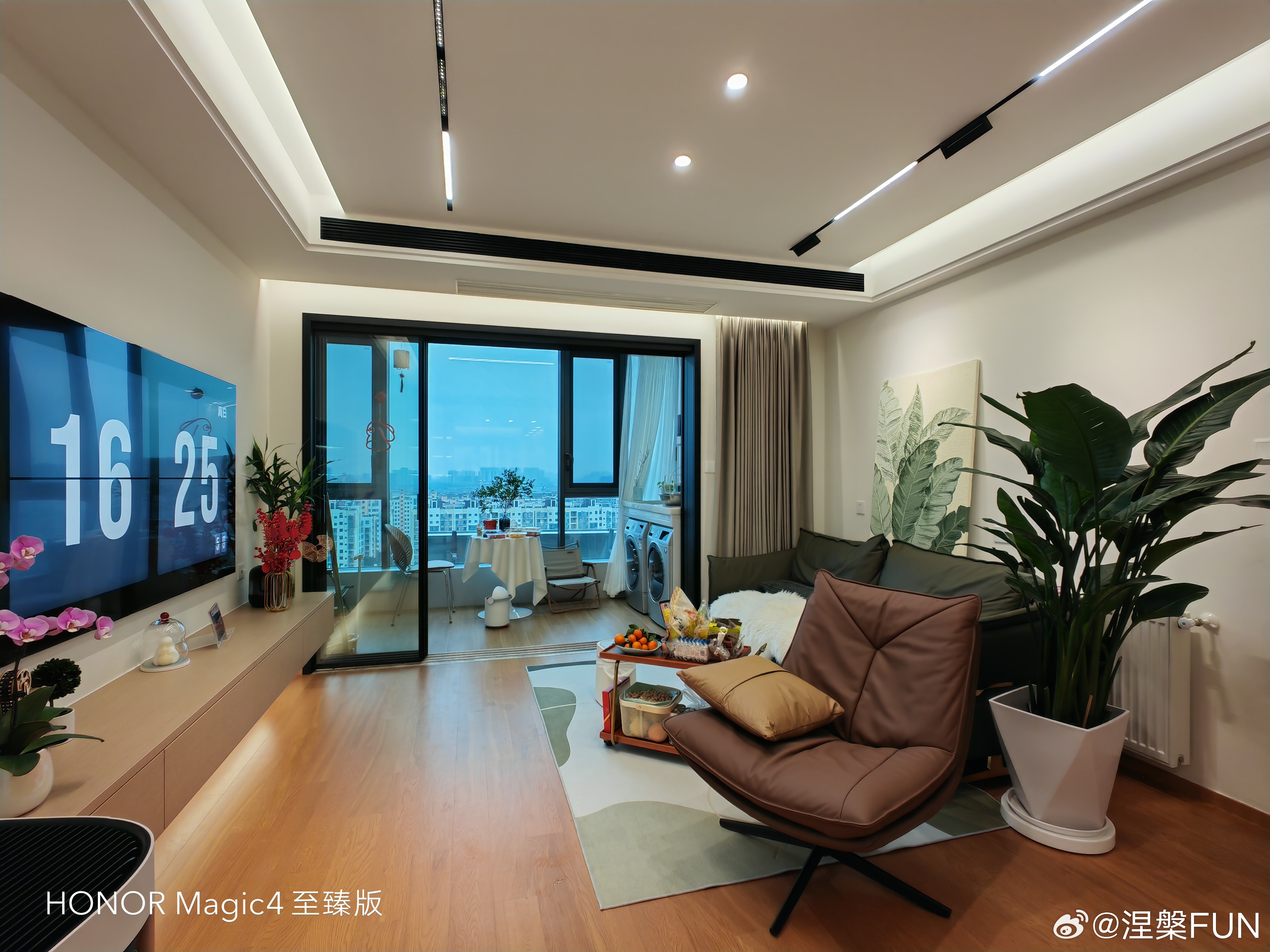 电视卖不动了 如今电视销量持续暴跌，根源多重叠加：市场早已饱和，家家户户均有存量