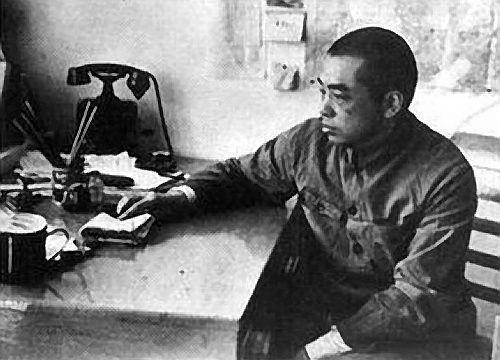 何廷一初任作战参谋，面对彭德怀总指挥的严厉审阅，字斟句酌间，心生畏惧。那铁面之下