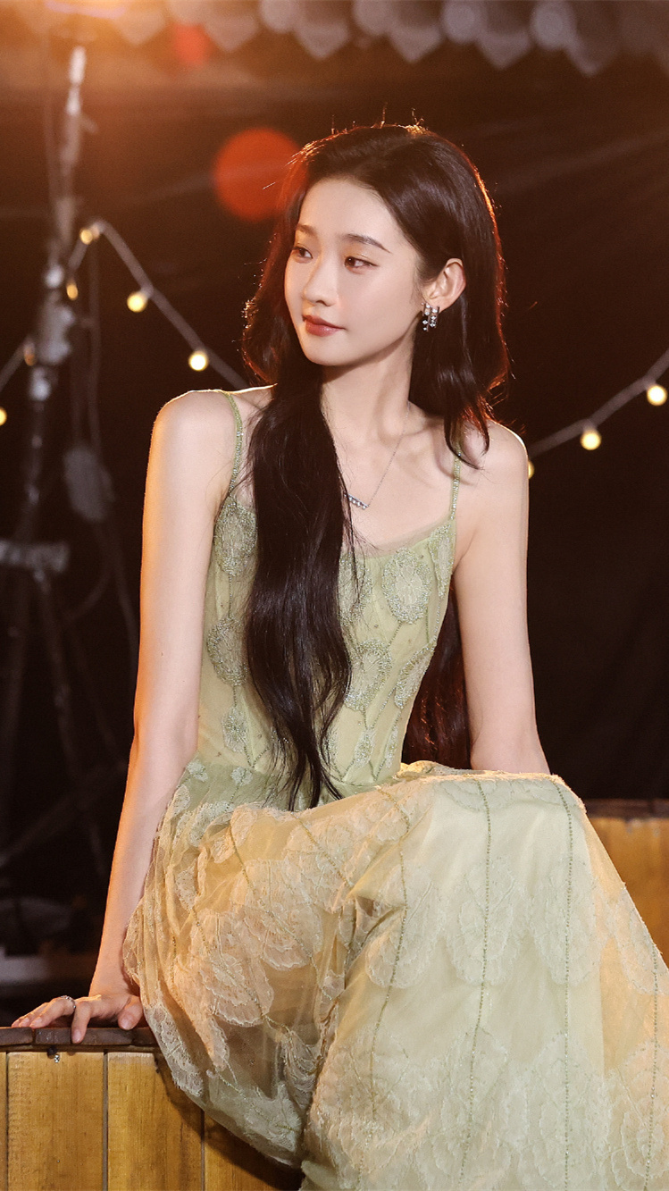 张艺凡，吊带纱裙，清新怡人。张艺凡