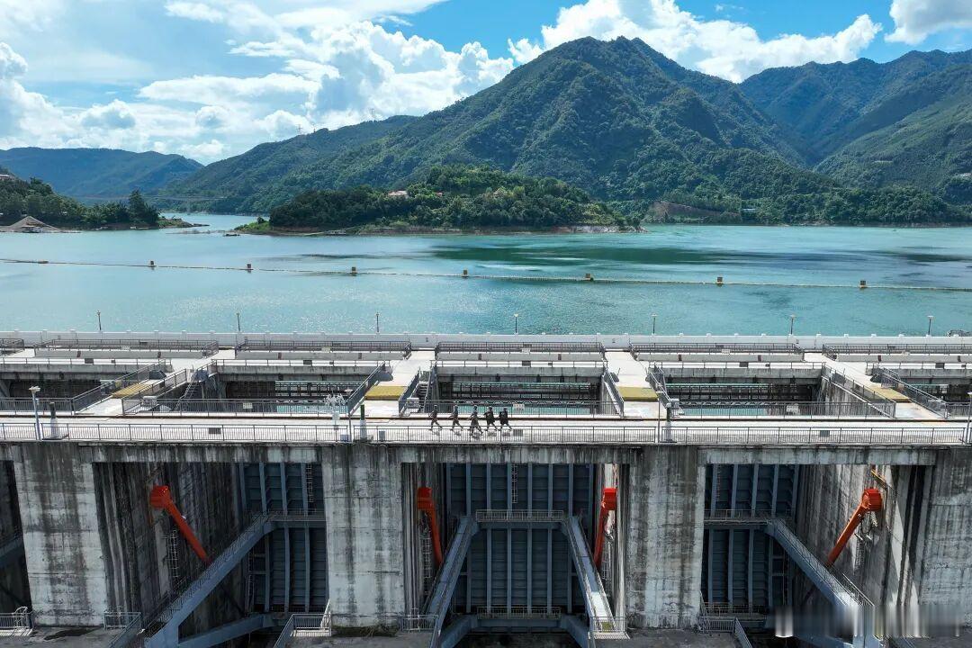 中原劲旅[超话] 哨兵 · 中国丨屹立峡谷，守卫大国重器！ ​​​