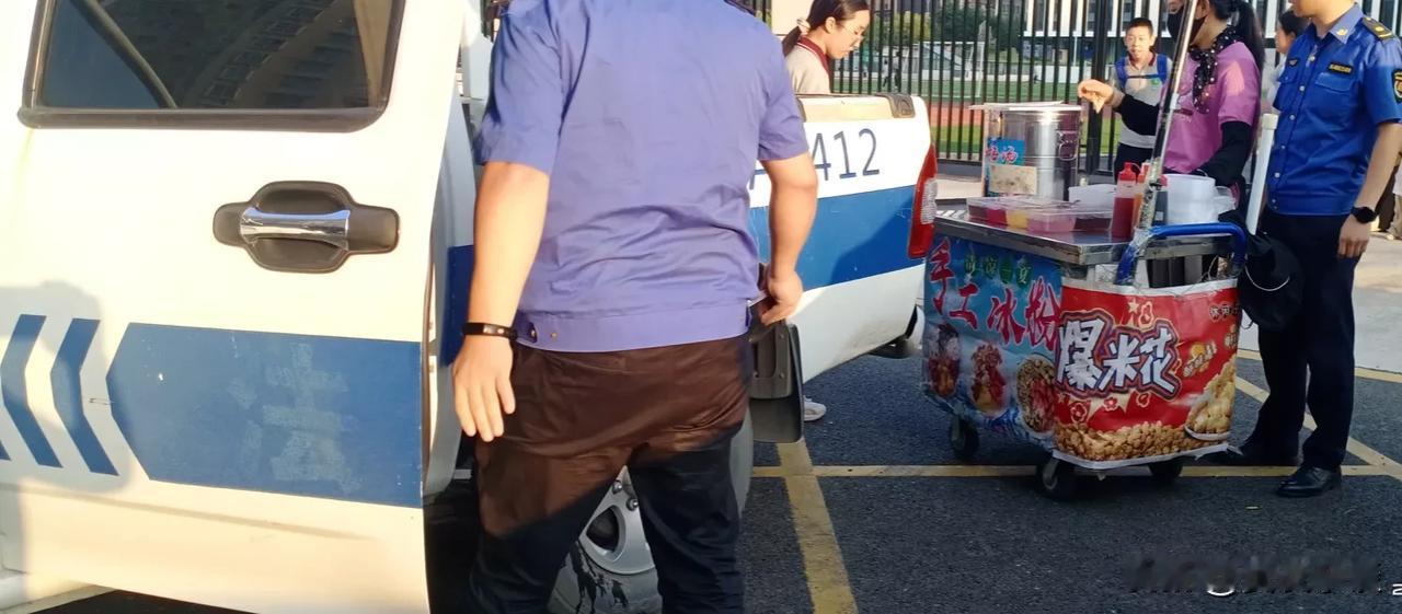 每天下午放学的时候，学校门口都会来一些小商小贩，在学校门口卖一些垃圾食品，卫生看