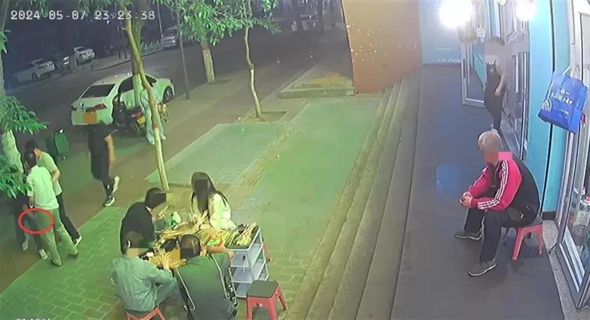宝鸡男子被捅身亡，两人是因琐事发生争执，但因身边朋友的好言相劝，白衣男子已经离开