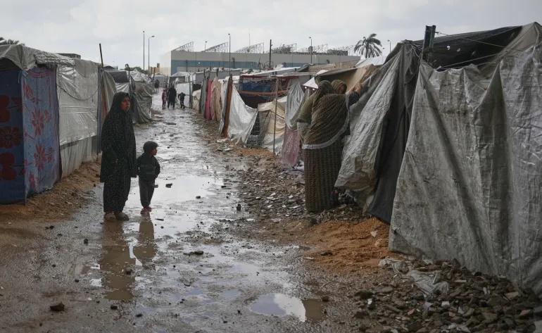 观看：加沙城暴雨引发帐篷被淹，寒风凛冽
加沙城已然进入冬季，短短几个小时的降雨就