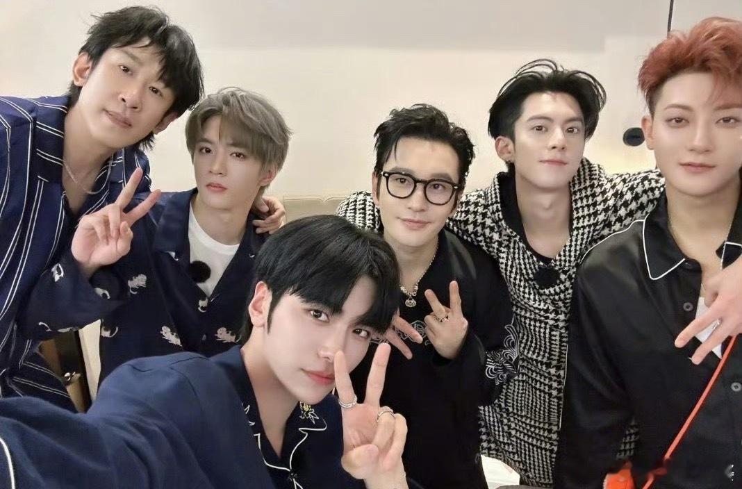 宇宙爆闪团这名字谁起的？中二但好上头！有点期待了呢