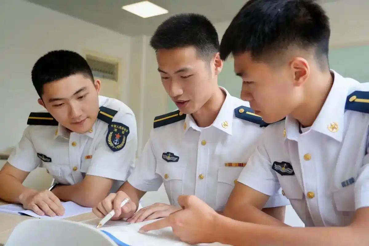 我军军官比例较高的利弊分析！

因为双长制等原因，在全球范围内，我军军官的比例算