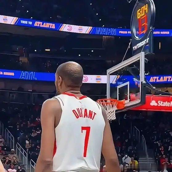 《杜兰特三分线外手起刀落一击命中》播放量：400作者：铁铁的美式篮球网页链接