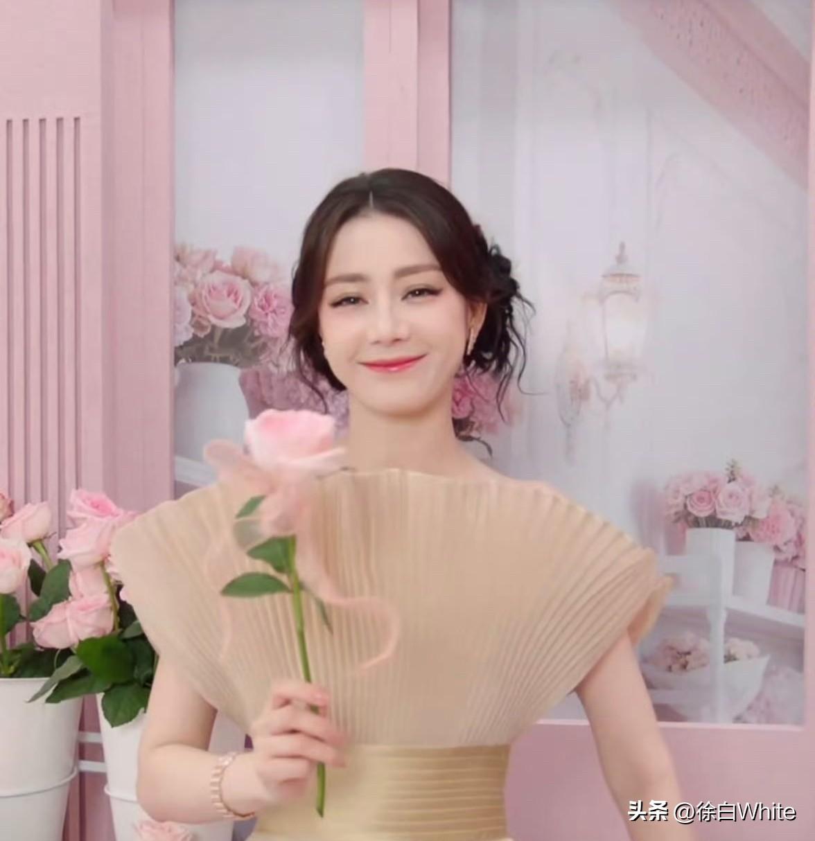 3月22日，迪丽热巴今晚直播，身穿春夏高定裸粉百褶裙装亮相，搭配香槟腰封与粉玫瑰