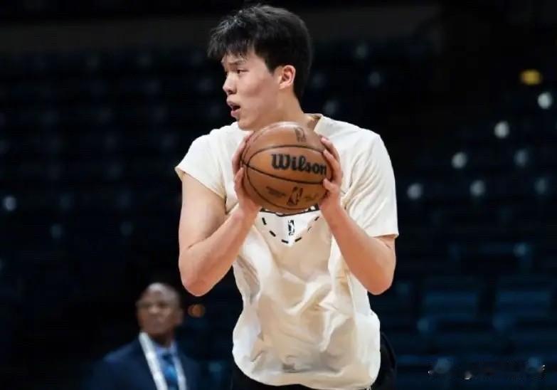 小杨本来这赛季发育顺利，下赛季应该是轮换了，现在很缺乏nba常规赛德比赛经验，下