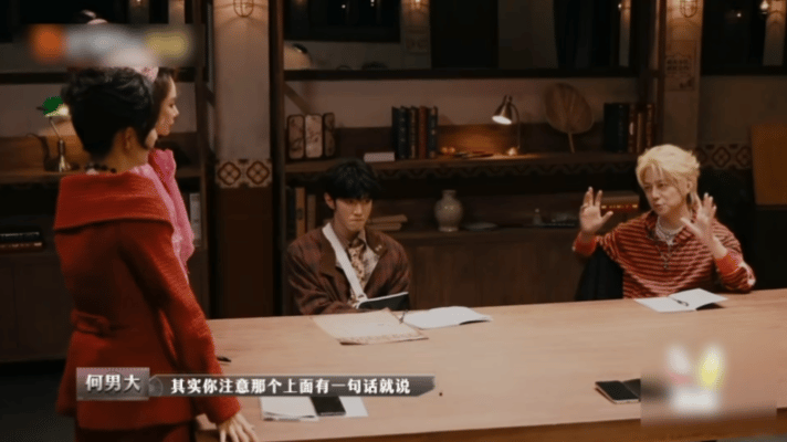 何老师淋过雨所以想为别人撑伞何老师就是特别温暖的人啊 