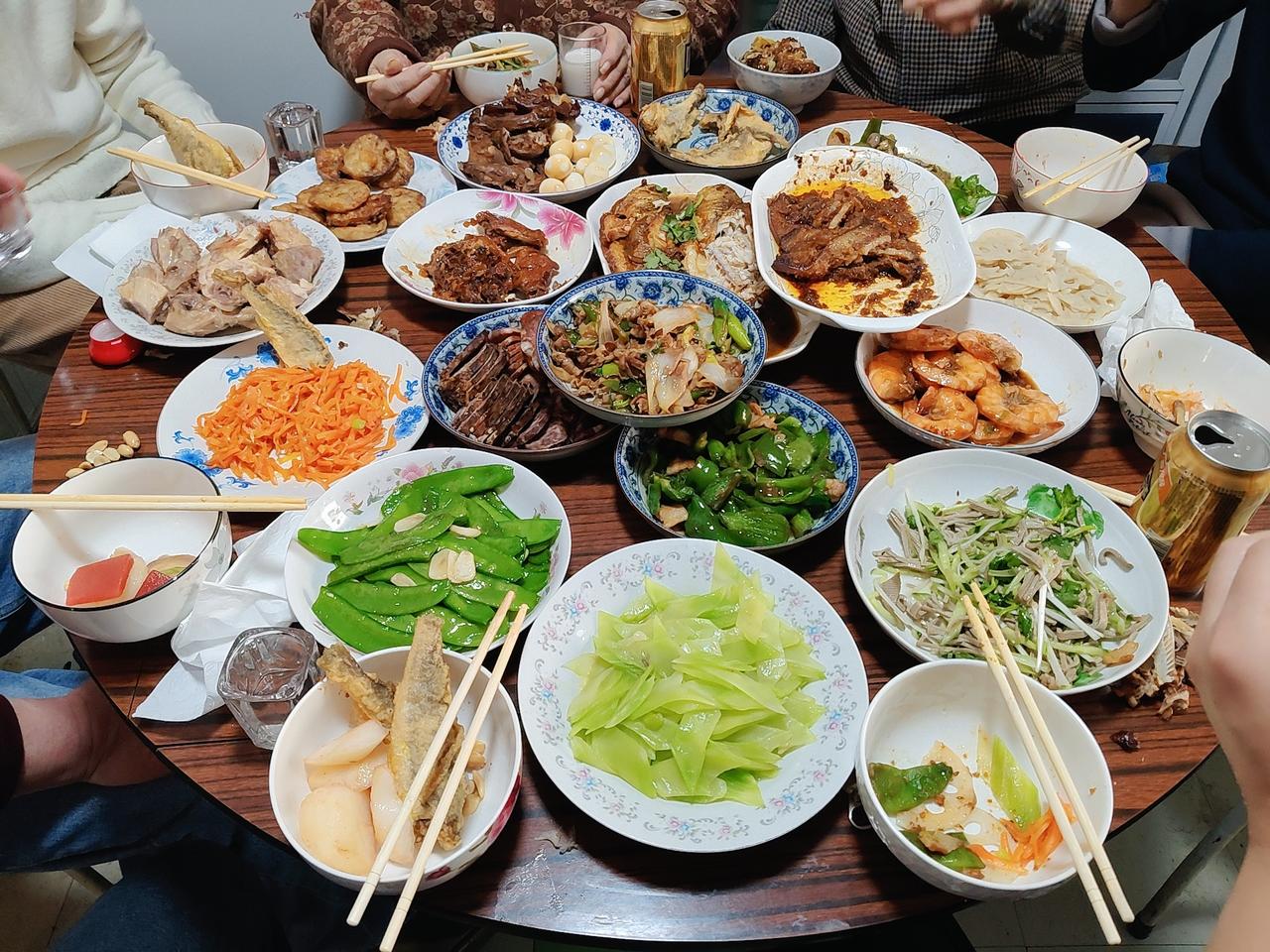 大年初二回北京给老爸老妈拜年，早上不到七点从燕郊出发，八点多进了家门，和姐姐们忙