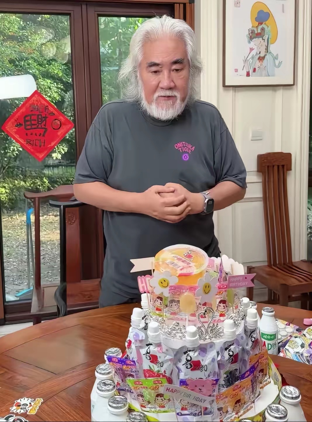 张纪中给6岁女儿花花庆生，亲手制作生日蛋糕，频繁曝光女儿这样好么？ ​​​