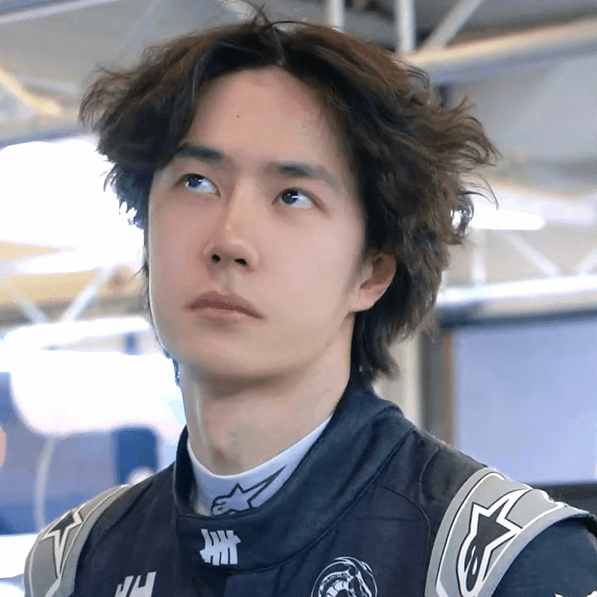 当有人说王一博双眼皮不够明显时，

他立马抬抬眼皮，一瞬间水灵灵的欧式大双眼皮就