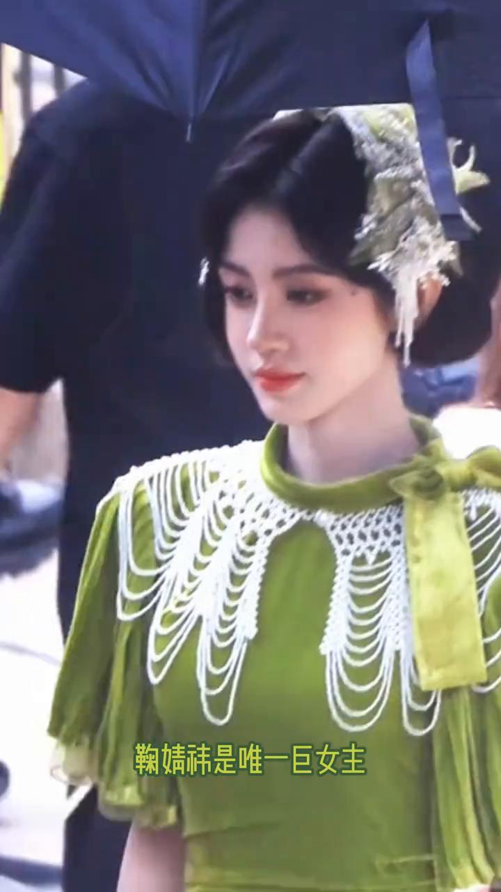 怎么感觉鞠婧祎被王一许诈骗了？邀请鞠婧祎来的时候说万花世界，鞠婧祎是唯一剧女主，