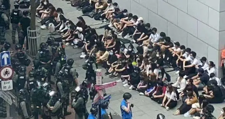 香港@香港警方今拘捕逾360人，暴徒被捕成排“乖乖坐”