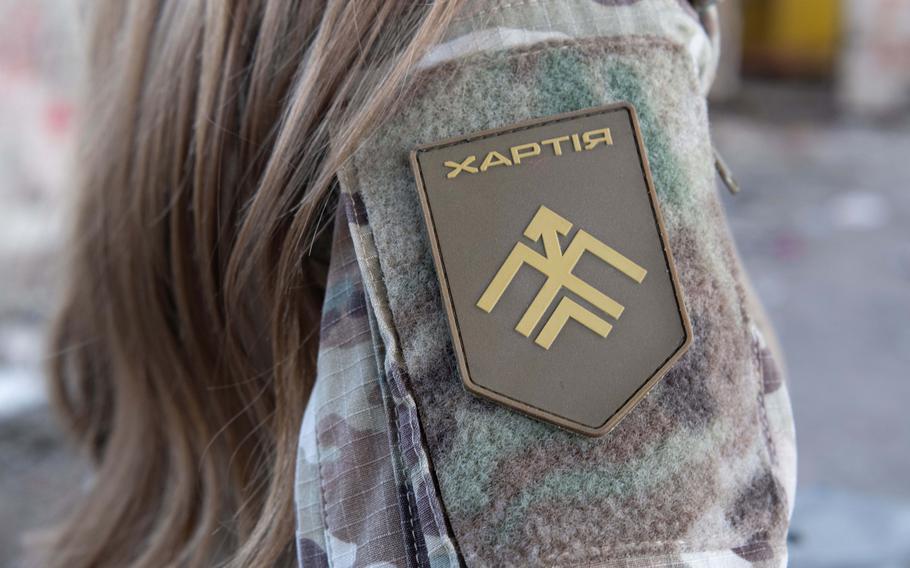 随着乌克兰在战争第五年兵力短缺问题日益加剧，乌克兰正越来越多地启用女性。目前，超