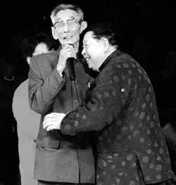 正是因为马季对马三立的过分吹捧和献媚，使他的做人人品格和道德水平一下子降落了好几