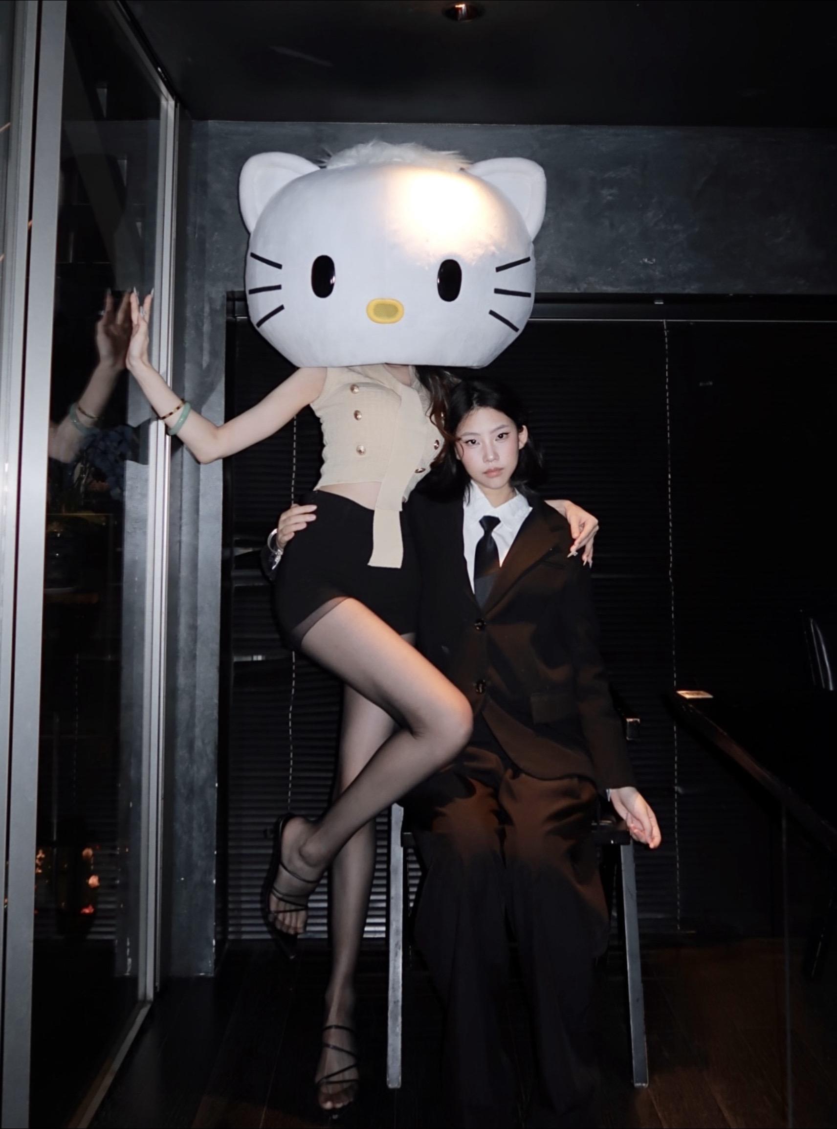 你又和别人玩 我要掐死你