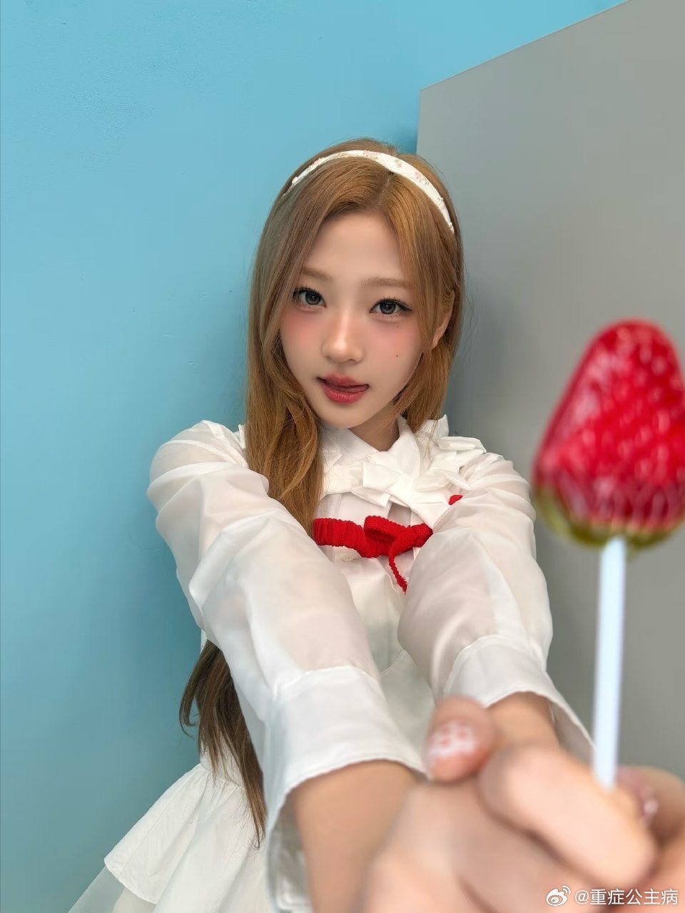 欧尼 拜托请收下馅儿的草莓棒棒糖吧🍓🍭这个馅儿萌死我叻…… 