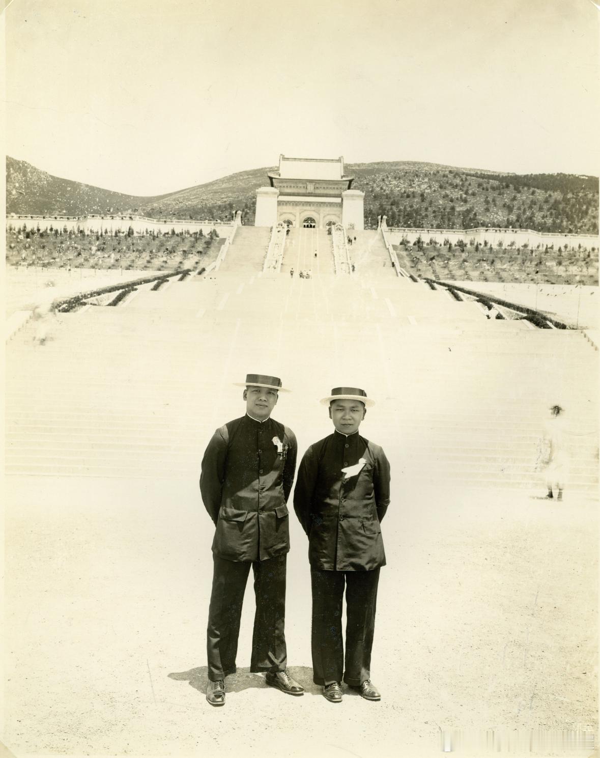 1929年5月中山陵设计师黄檀甫、李锦沛在中山陵落成仪式中合影。最初由吕彦直设计