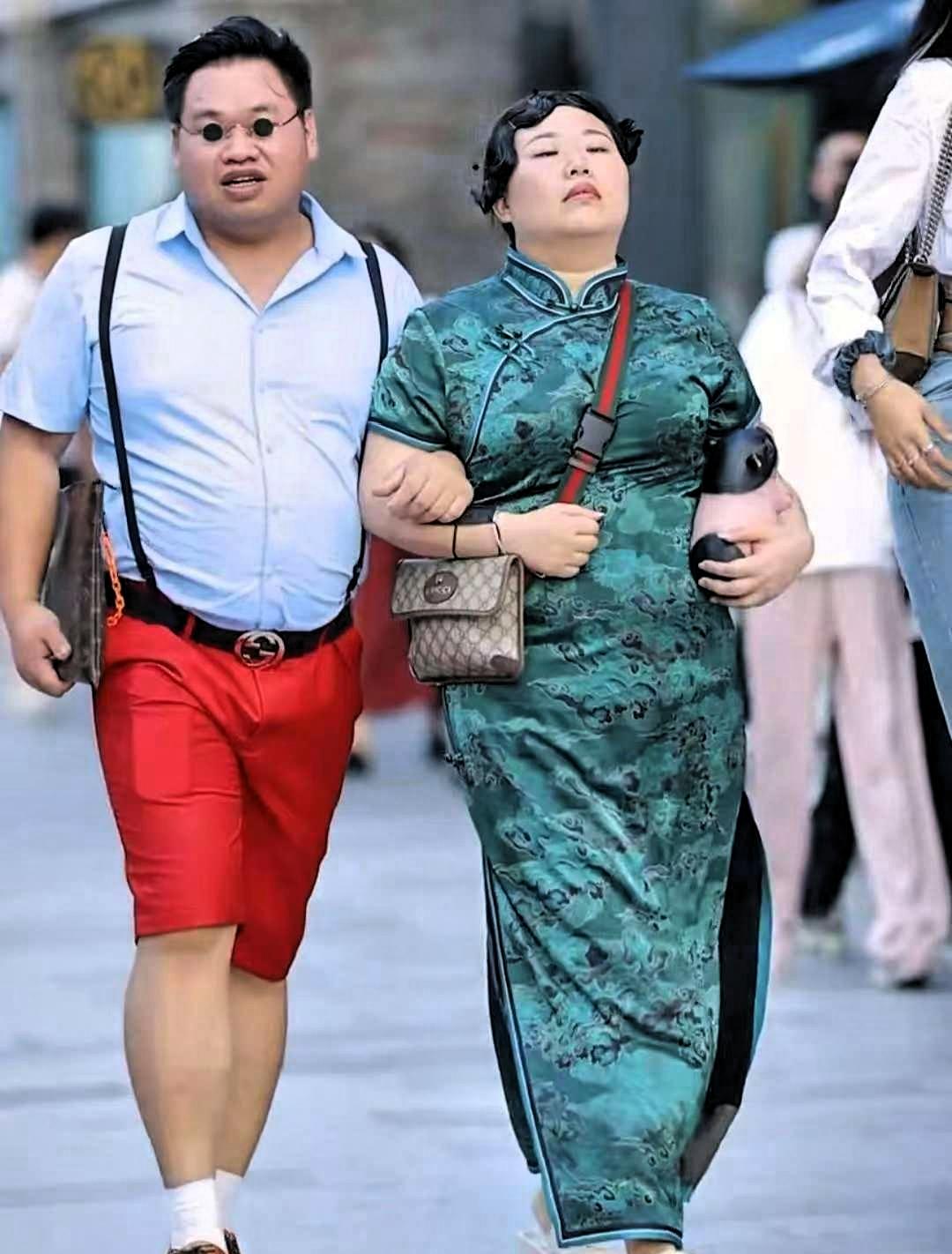 300万的货，人瘦了，搭档也没了。
蒋胖胖最近一场直播，瘦身产品卖了300万。