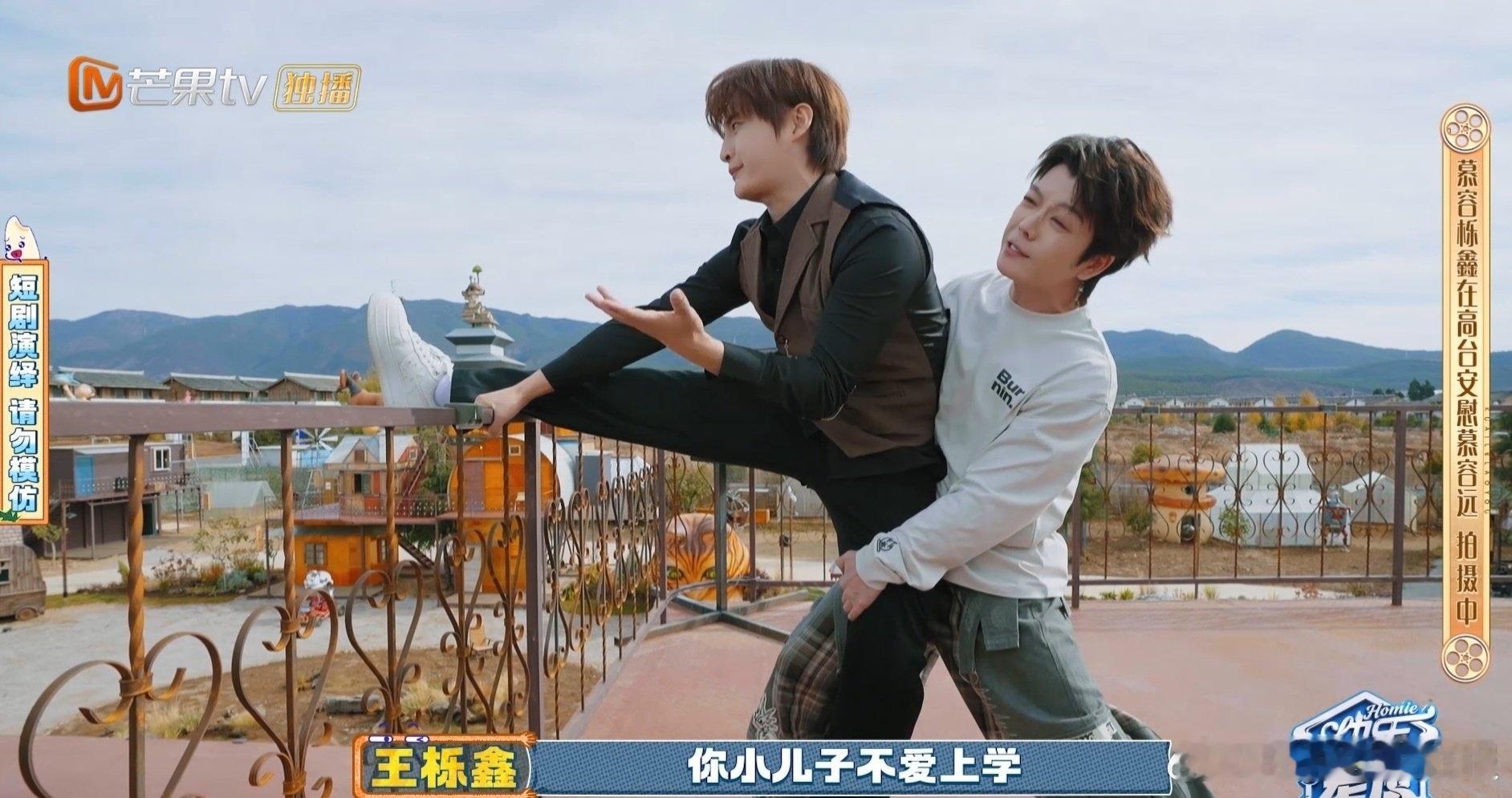 王栎鑫：我只是舔了下嘴，怎么就把自己毒死了？快乐老友记的笑点被糊糊承包了王栎鑫舔