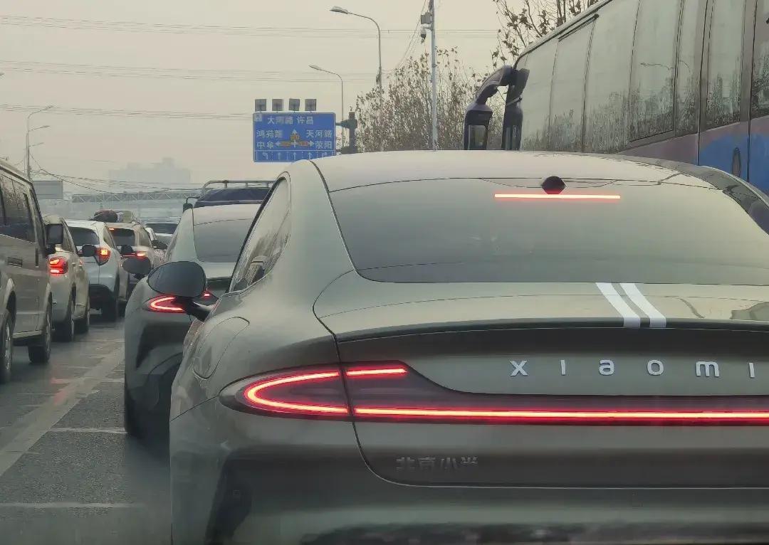 路上碰到了xiaomiSU7
说句实话
当然大家也不要喷我
就是客观点讲，是真的