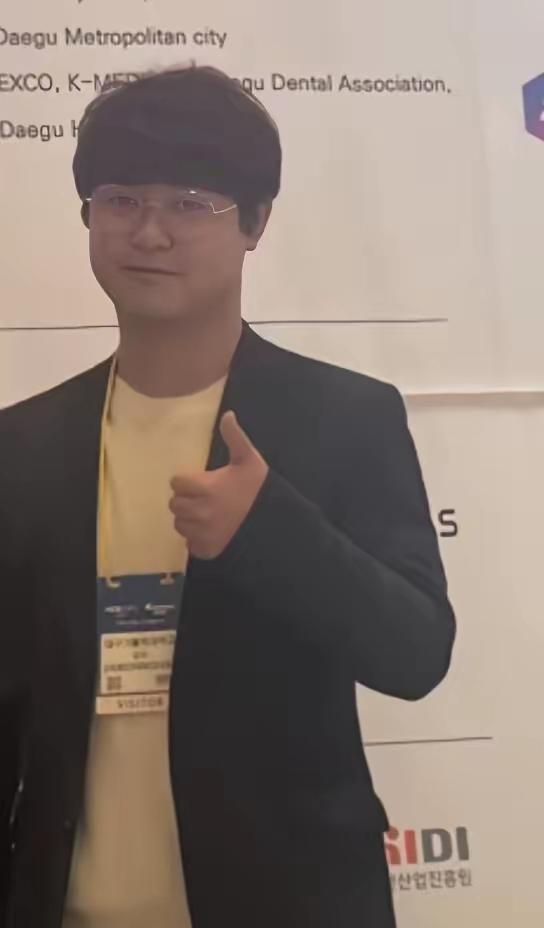在韩国的嫌疑人郑某某新增四张照片，就合影看起来正常，其余几张无一例外，眼神阴鸷。