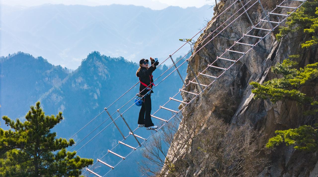 五一假期去哪儿嗨？“勇攀界岭·飞拉达挑战赛”即将热血开赛！在海拔千米的悬崖峭壁上