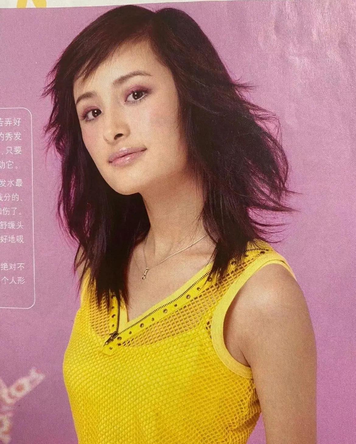 从瑞丽女孩到当红流量!
《瑞丽》一一本很神奇的杂志，
当时是怎么说服杨幂拿着ne