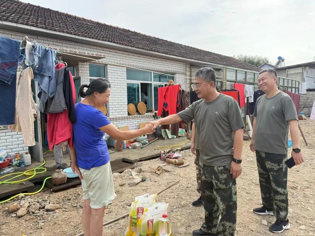 多方聚力驰援清原携手重建家园 清原县委书记吴云龙慰问夏家堡镇金庄村受灾群众。7月