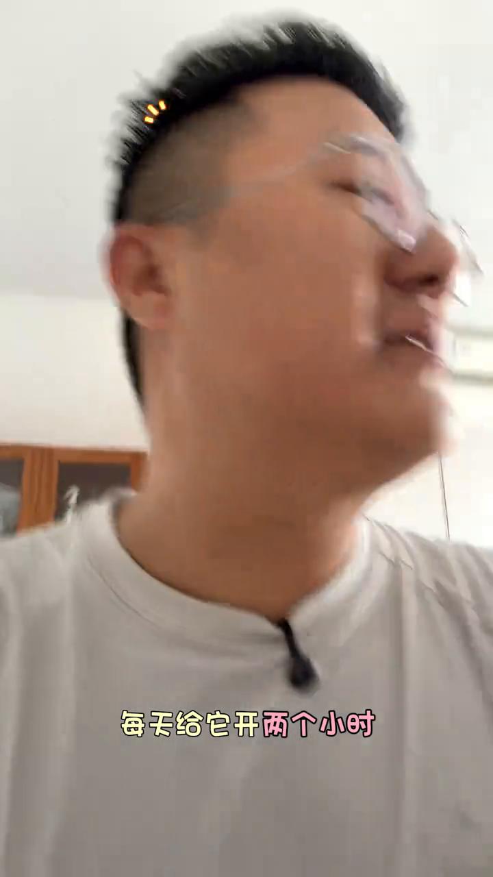 看看我家猫，这一天天的多舒服，就往这一坐，该摸爪子摸爪子，一天天老舒服了。小空调
