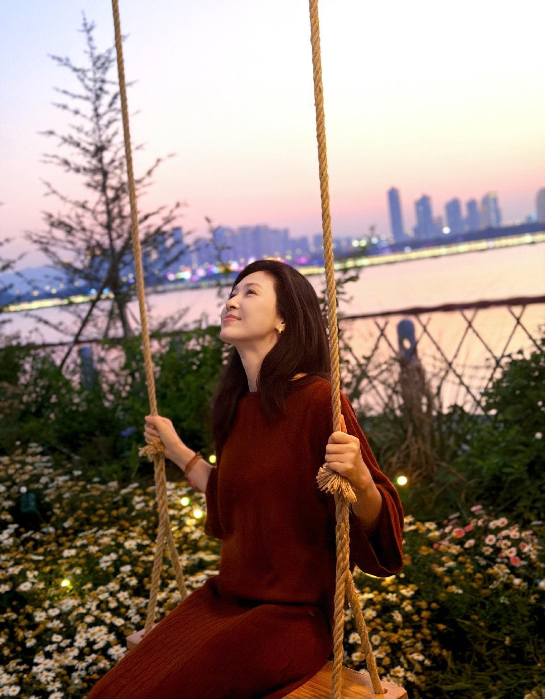 40岁的女人
或50岁的女人
最适合穿什么样的红色呢
据我平时的观察
我觉得最适