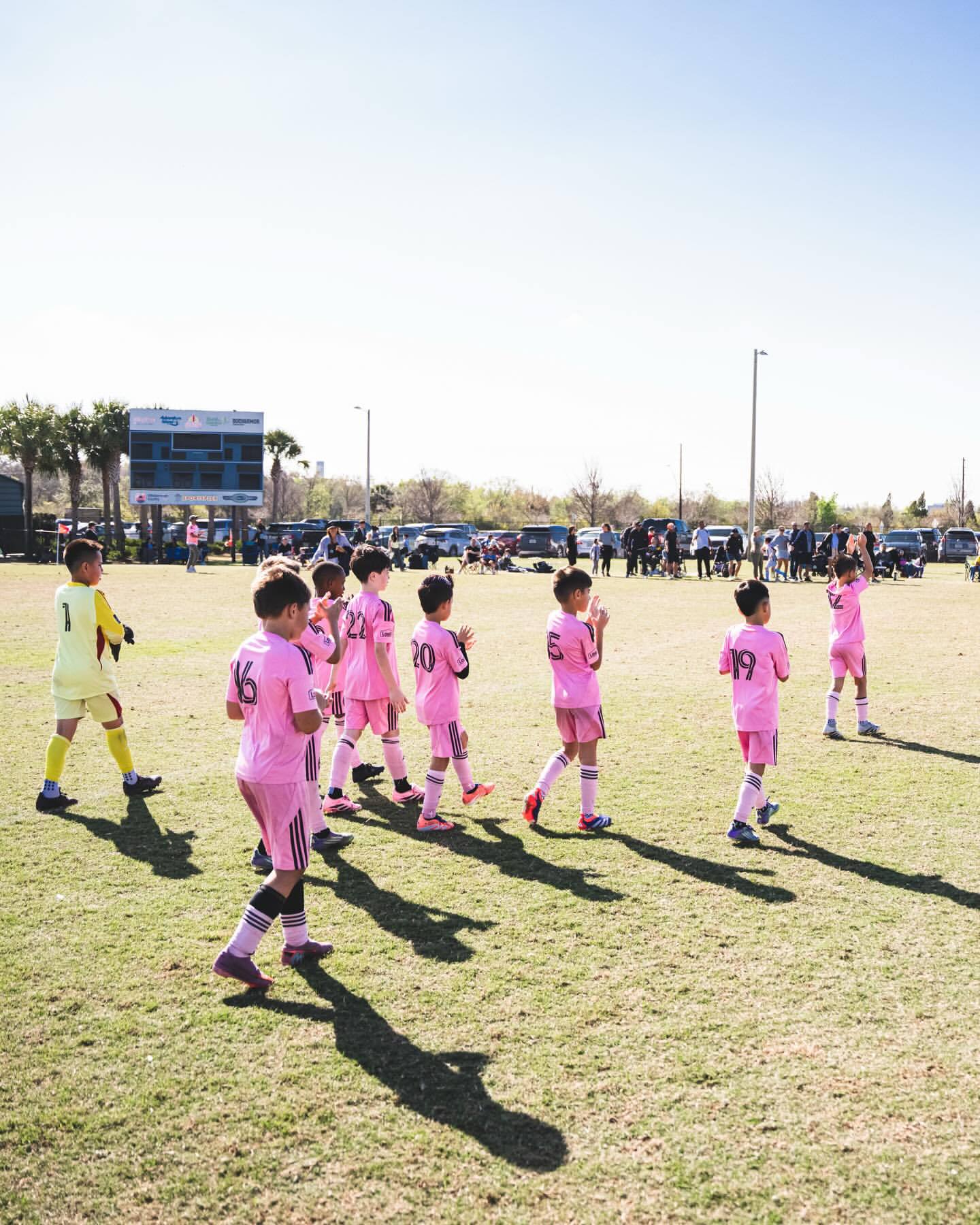 学院更新ins｜周日清晨，身着粉色装束亮相阿迪冠军杯。决赛即将开始……💗⏳安妞