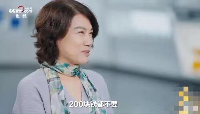 董明珠在最近的一次采访中，主持人说她“特别爱漂亮”，董明珠笑着表示：“之前有人问